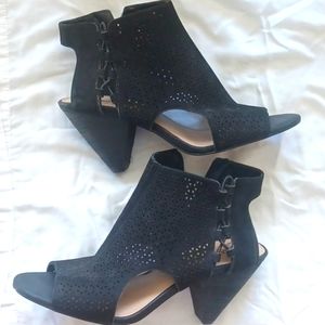 Vince Camuto black wedges